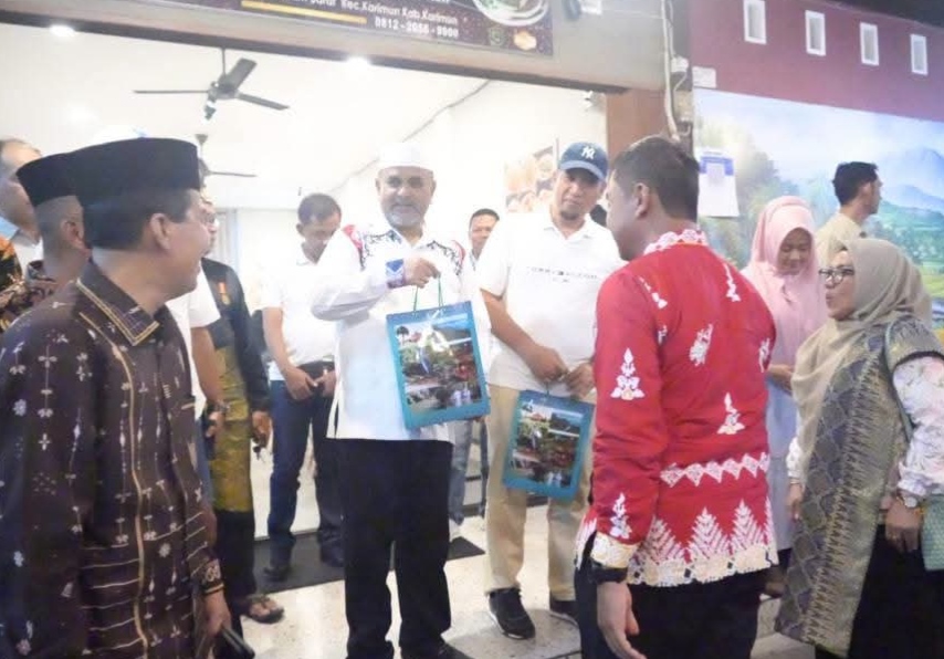 Tiba di Karimun, Bupati Ahmad Yuzar Disambut Meriah Masyarakat Kampar