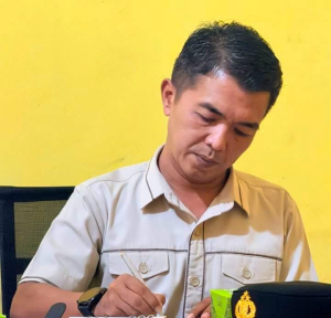 Eko Sutrisno Bergerak Cepat Lakukan Koordinasi Lintas Sektor, Bantu Mukhtar Warga Kampung Godang Miskin Ekstrem yang Tinggal di Rumah Lapuk Tanpa Listrik dan MCK