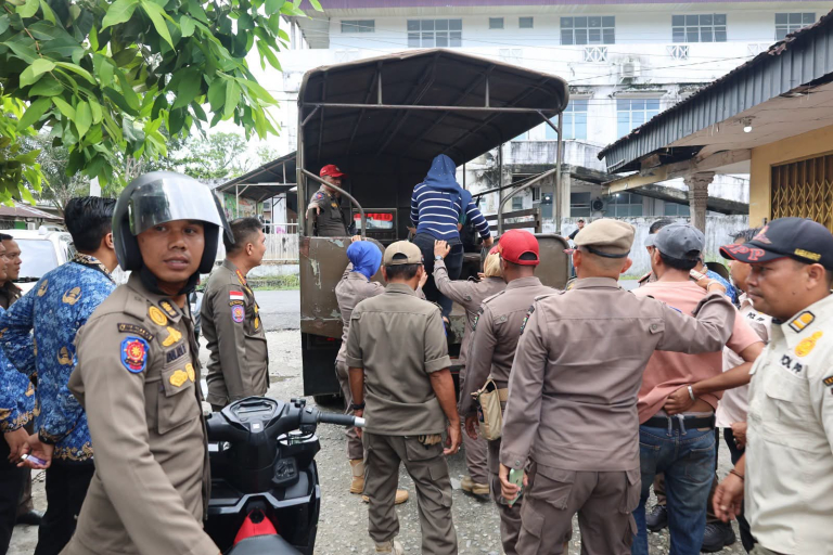 Empat Pasangan Mesum Digrebek Satpol PP di Wisma Pantian Ragi Bangkinang Kota, Semua Pelaku Warga Kampar Diangkut Untuk Diproses Hukum