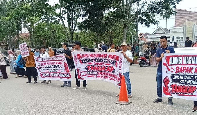 Masyarakat Adat Rantau Kampar Kiri Berdemo di Depan Balai Bupati Kampar, Desak Polisi Tuntaskan Kasus yang Telah Dilaporkan Sejak Januari Lalu